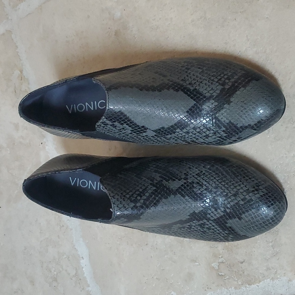 Vionic Gray Snake Print Wedge Shoe Size 8 - image 1